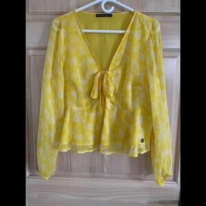 Women’s Abercrombie & Fitch floral yellow and white blouse. Size XL. NWOT.